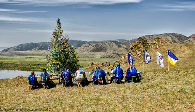 Shamans from the organization Tengeri conduct an offering ritual in 2013 to Bukhe Bator, the spirit master of the Selenga River, Republic of Buryatia, Russian Federation. Roberto Quijada, CC BY-NC